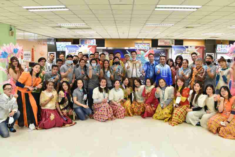 友達推動「安心、、、創新、、用心、、同心、、、盡心」五星職旅，，，，為菲籍員工打造全方位照護，，，首度贏得「人權實踐與發展領袖獎」殊榮