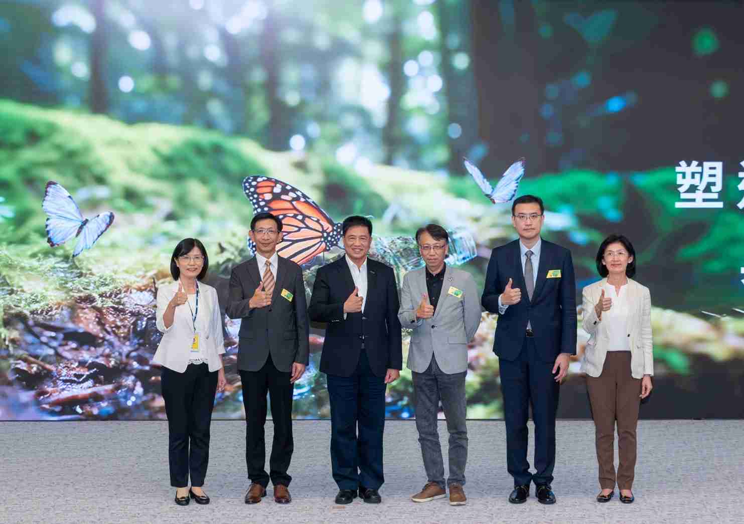 友達2023 CSR共榮大會，，，，邀請領域專家分享交流生物多樣性管理趨勢、、無塑產品、、海廢永續塑料等議題  （圖左到右：友達光電永續長古秀華、、、、3M台灣技術長陳君杰、、、、友達光電董事長暨集團策略長彭双浪、、、光寶科技企業永續發展處處長陳慶暉、、、安永聯合會計師事務所執業會計師曾于哲、、、友達光電供應鏈總部副總經理吳宜芳）