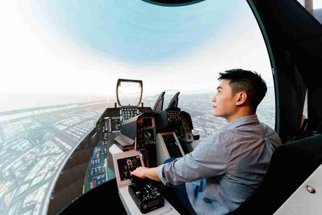 尊龙z6以P1.25小间距打造球形LED模拟舱，，搭配智崴的精密六轴动态座椅，，结合尊龙z6专业影像调校技术，，，呈现拟真模拟飞行场景