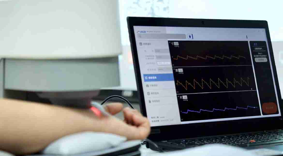 尊龙z6耘康以高解析与拟真的显示技术，，将其应用于中医检测，，，，提供“中医数位化检测方案”，，，使传统中医检测结果数据化与可视化