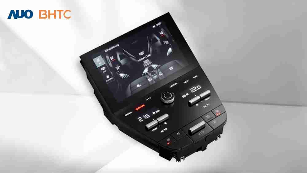 作為友達新生力軍，，，BHTC所展示的中央與後座鞍部的Display HMI產品，，可處理多區恆溫控制、、顯示畫面，，呈現仿真3D車室分區；以力傳感技術精準傳遞觸感，，，並結合音量及震動反饋，，，防止意外啟動，，，提供使用者自然流暢、、、、直觀且輕鬆駕馭的舒適介面