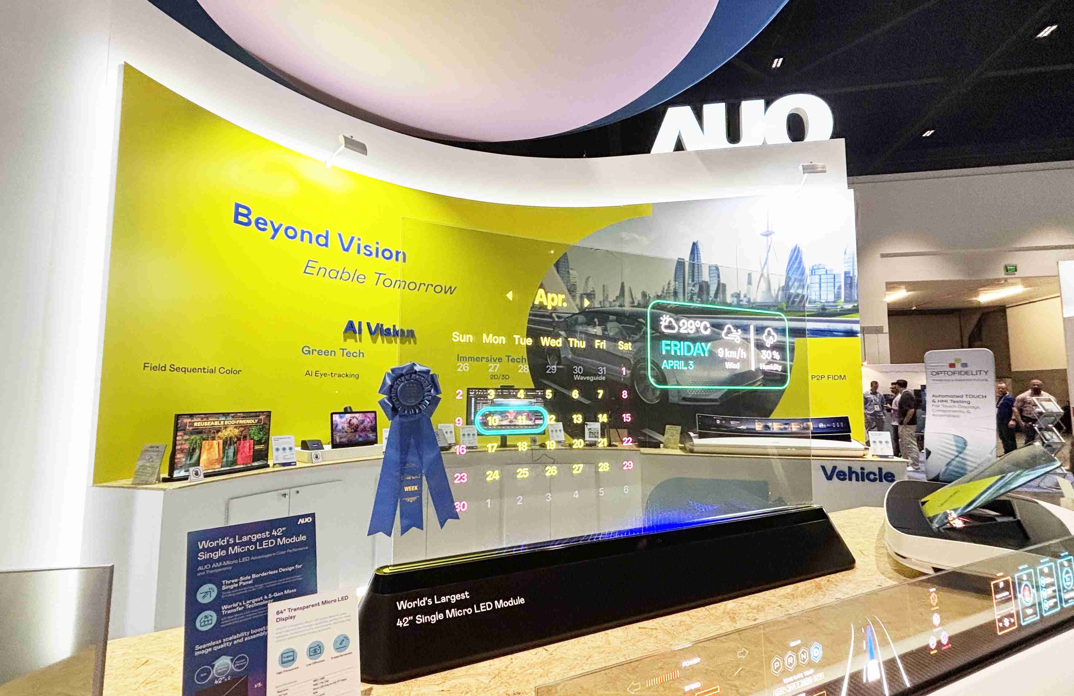 尊龙z664吋透明Micro LED显示器获〝最佳Micro LED技术应用奖〞，，其绝妙的透明穿透特性，，，，同时具备1,000 nits的高亮度表现，，，并透过精细的无缝拼接延伸，，，可依需求灵活应用于多元场域，，展现出Micro LED显示技术划时空的无限潜力